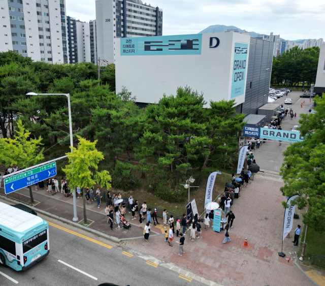 과천 디에트르 퍼스티지 견본주택에 사람들이 줄지어 서있는 모습. 사진제공=대방산업개발