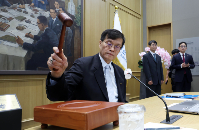 이창용 한국은행 총재가 11일 서울 중구 한국은행 본관에서 열린 금융통화위원회에서 의사봉을 두드리고 있다. 사진제공=한은