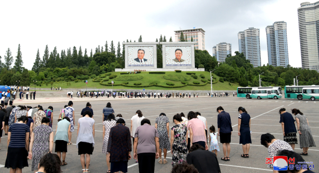 북한 김일성 주석 사망 30주기인 지난 8일 정오, 전국에 일제히 고동소리가 울리는 가운데 인민들과 인민군 장병들, 청소년 학생들이 3분간 묵상했다고 조선중앙통신이 9일 보도했다. 조선중앙통신 연합뉴스