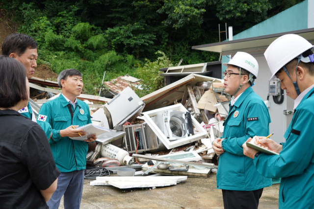 임상섭(오른쪽 두번째) 산림청장이 산사태 피해가 발생한 대전시 서구 원정동을 방문해 현장을 점검하고 있다. 사진제공=산림청