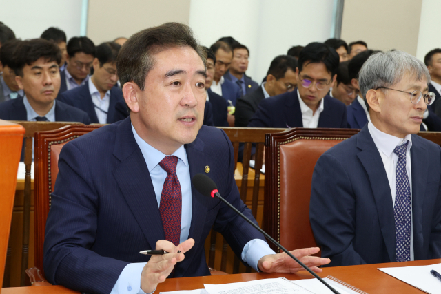 11일 오전 서울 여의도 국회에서 열린 행정안전위원회 전체회의. 윤희근 경찰청장이 해병대 채상병 순직 사건 수사심의위원회와 관련한 질의에 답하고 있다.