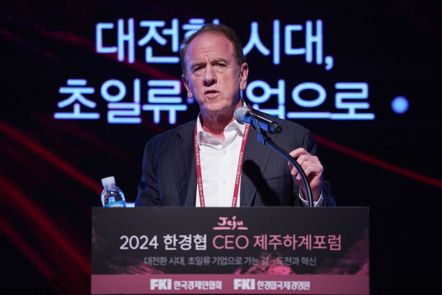 존 퀸 퀸이매뉴얼 대표가 12일 제주 롯데호텔에서 열린 ‘2024 한경협 CEO 제주하계포럼’에서 ‘국제 소송에서 이긴 한국 기업의 사례로 배우는 비즈니스 전략’을 주제로 발표하고 있다. 사진 제공=한국경제인협회