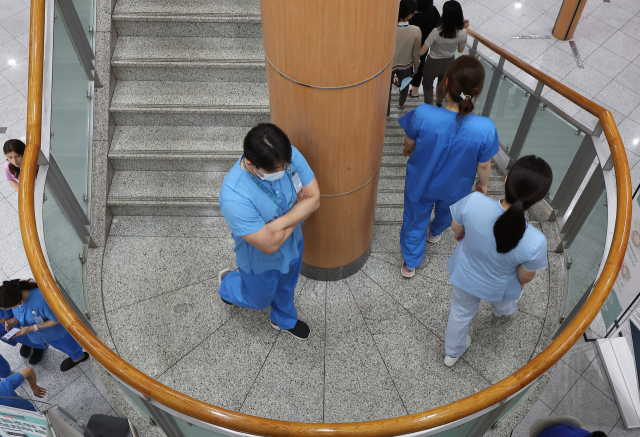 11일 오전 서울 시내 한 대형병원에서 의료진이 이동하고 있다. 연합뉴스