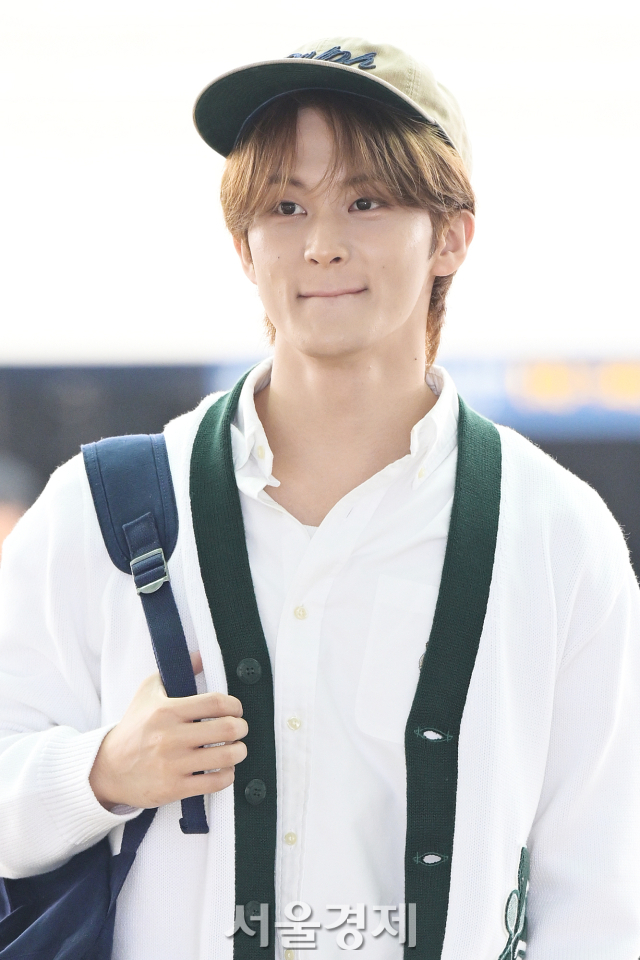 그룹 NCT 마크가 12일 오전 2024 윔블던 챔피언십 일정 참석 차 인천국제공항 제2여객터미널을 통해 영국 런던으로 출국하고 있다. 김규빈 기자 2204.07.12