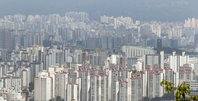 서울 남산에서 바라본 아파트 단지. 뉴스1