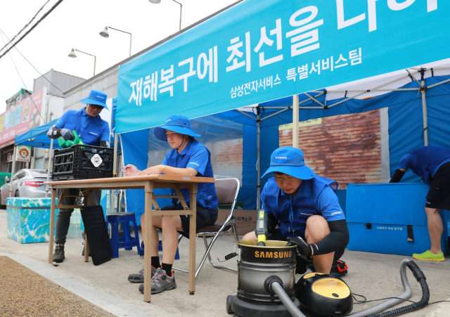 삼성전자 서비스 엔지니어가 11일 충북 영동군에서 침수된 가전제품 세척 및 점검을 하고 있다. 사진제공=삼성전자서비스