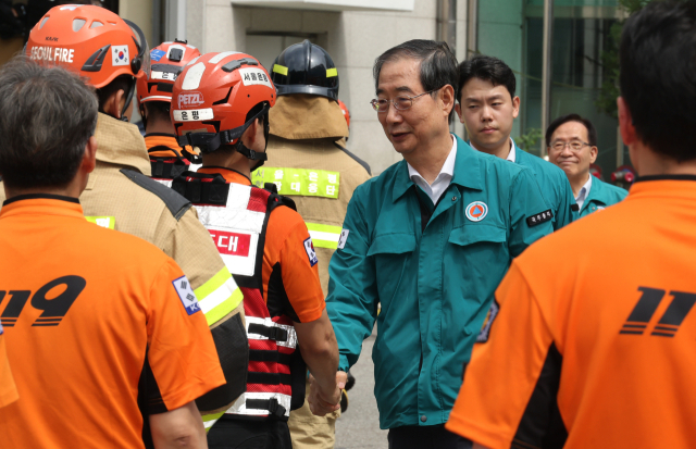 한덕수 국무총리가 11일 서울 은평소방서를 방문해 풍수해 긴급구조대책을 보고 받고 근무자를 격려하고 있다. 연합뉴스