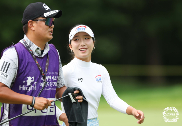 15번 홀 버디 후 미소 짓는 이동은. 사진 제공=KLPGA