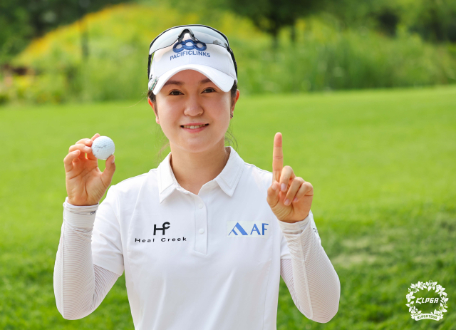 16번 홀에서 데뷔 후 첫 홀인원을 기록한 뒤 포즈를 취한 이승연. 사진 제공=KLPGA