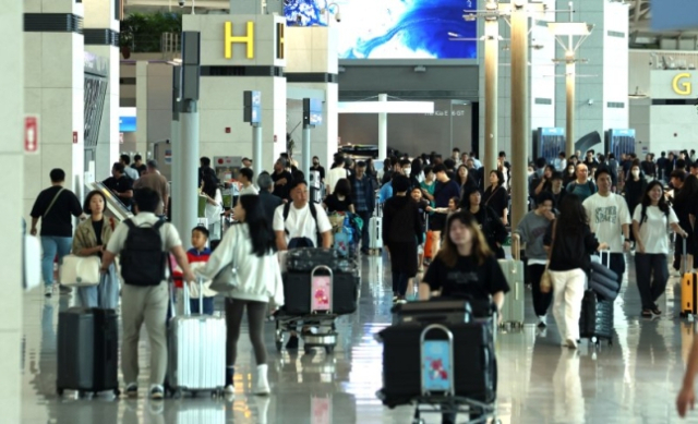 인천국제공항 제1여객터미널 출국장이 이용객들로 북적이고 있다. 뉴스1