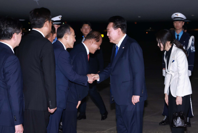 북대서양조약기구(NATO·나토) 75주년 정상회의에 참석했던 윤석열 대통령과 김건희 여사가 12일 오후 경기 성남 서울공항을 통해 귀국해 마중 나온 추경호 국민의힘 원내대표, 황우여 비상대책위원장, 정진석 대통령 비서실장 등과 인사하고 있다. 연합뉴스