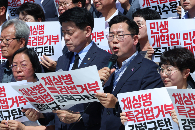 박찬대 더불어민주당 당대표 권한대행 겸 원내대표가 10일 오전 서울 여의도 국회 본청 앞에서 열린 ‘순직해병특검법 거부 강력 규탄·민생개혁입법 수용 요구’ 야당-시민사회 공동 기자회견에서 발언하고 있다. 연합뉴스