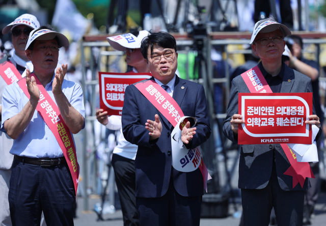 임현택(가운데) 대한의사협회(의협) 회장이 18일 오후 서울 영등포구 여의대로에서 열린 전국 의사 총궐기대회에 참석해 박수치고 있다. 연합뉴스