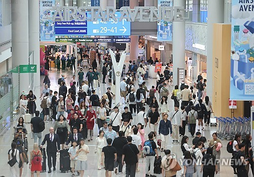 12일 인천국제공항 1터미널 면세구역에서 여행객들이 이동하고 있다. 연합뉴스