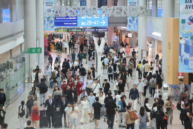 인천국제공항 1터미널에서 여행객들이 이동하고 있다. 연합뉴스