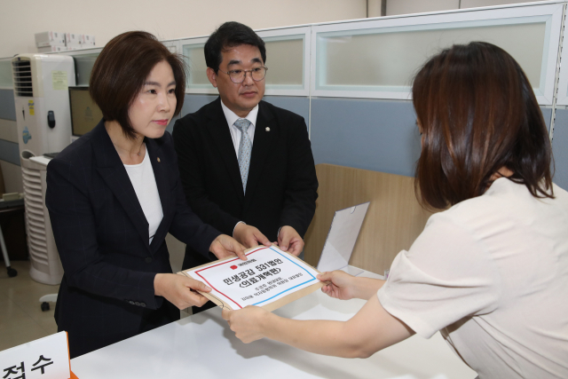 배준영(왼쪽) 국민의힘 원내수석부대표와 김미애 약자동행특위원장이 6월 20일 오전 서울 여의도 국회 의안과에 민생공감 531법안 '의료개혁편'을 접수하고 있다. 뉴스1