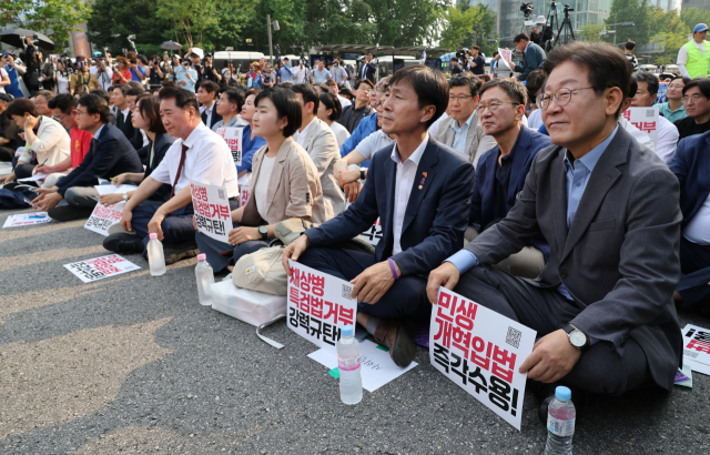 이재명 전 더불어민주당 대표가 13일 광화문광장 인근에서 열린 채 상병 특검법 거부권 규탄 범국민대회에 참석하고 있다. 연합뉴스