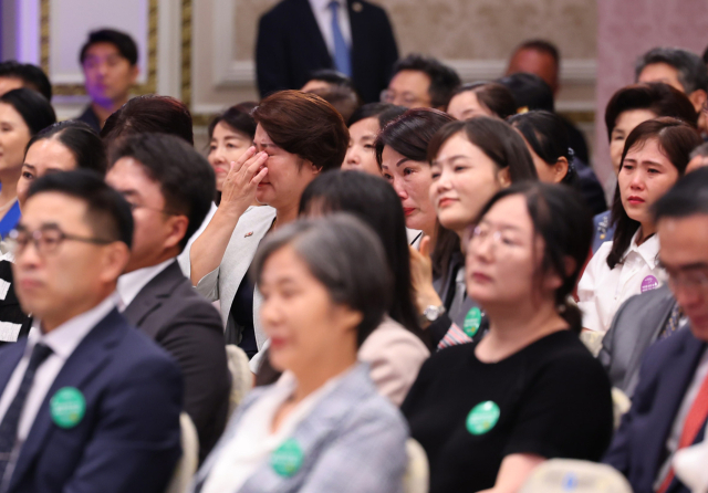 14일 청와대 영빈관에서 열린 '제1회 북한이탈주민의날 기념식'에 참석한 탈북민들이 윤석열 대통령의 기념사를 들으며 눈물을 흘리고 있다. 연합뉴스