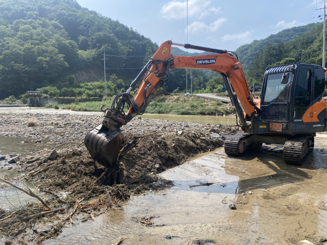 12일 충북 옥천군 군서면 상지리 서화천에서 포크레인이 세월교에 낀 토사물과 잔해를 정리하고 있다. 옥천=이승령 기자