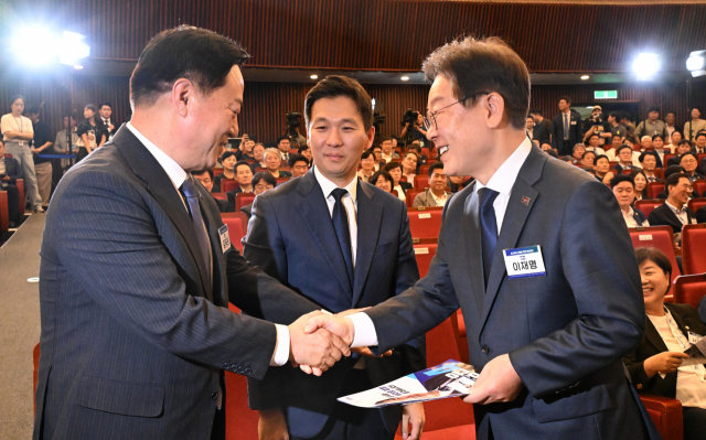 이재명(오른쪽부터), 김지수, 김두관 더불어민주당 전당대회 당대표 후보들이 14일 서울 여의도 국회도서관에서 열린 최고위원 선출을 위한 예비경선에 참석하며 인사하고 있다. 오승현 기자