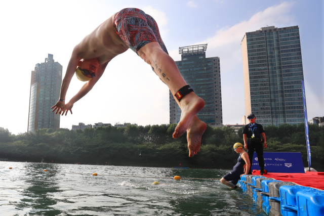 14일 오전 서울 송파구 롯데월드타워 앞 석촌호수에서 열린 2024 롯데 아쿠아슬론에서 참가자들이 힘차게 출발하고 있다. 연합뉴스