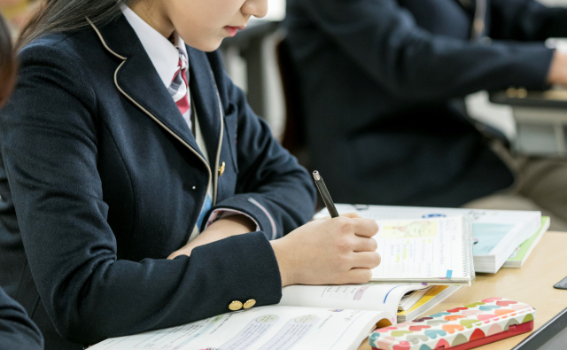 외박한 고2 딸 코뼈 부러뜨리고 흉기 건네며 '죽어라' 말한 친부·계모 결국