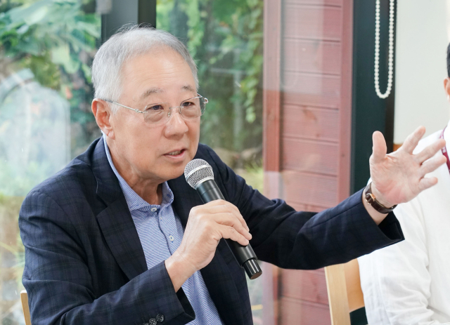 류진 한국경제인협회 회장이 12일 제주도 모처에서 열린 기자간담회에서 미국 대선과 트럼프 전 미국 대통령의 당선 이후 통상 영향에 대해 설명하고 있다. 사진제공=한국경제인협