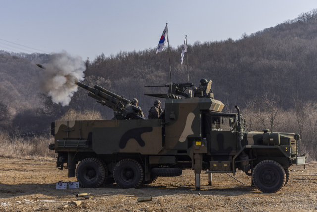 경기도 파주시 무건리 훈련장에서 실시된 육군 17사단 보병여단 포병대대 통합 자주포 포탄사격 훈련에서 K105A1 차륜형 자주포가 포탄을 발사하고 있다. 연합뉴스