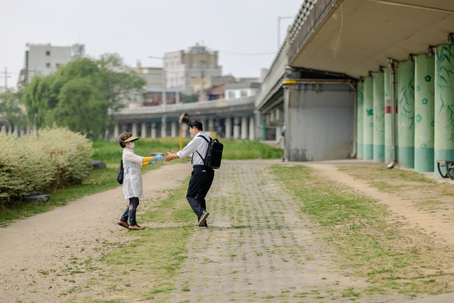 노관규(오른쪽) 순천시장은 바쁜 일정에도 불구하고 시간이 허락하는 한 도보나 자전거로 출근하며 현장 중심 시정활동을 펼친다. 사진 제공=순천시