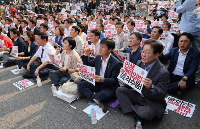 이재명 전 더불어민주당 대표가 13일 광화문광장 인근에서 열린 채상병 특검법 거부권 규탄 범국민대회에 참석하고 있다. 연합뉴스