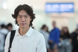 '논란 속 출국' 홍명보, 대표팀 감독 선임 논란에 "제 인생 마지막 도전, 많은 분들 응원해 주셨으면"