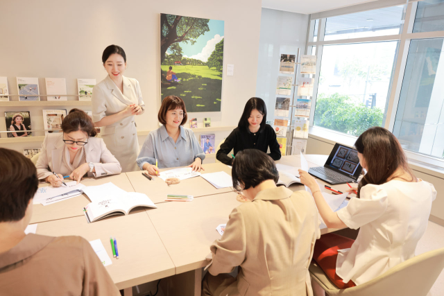 고객들이 부평 고객센터에서 개점을 맞아 시범적으로 개최한 ‘캘리그래피 클래스’에 참여하고 있다. 사진 제공=한화생명