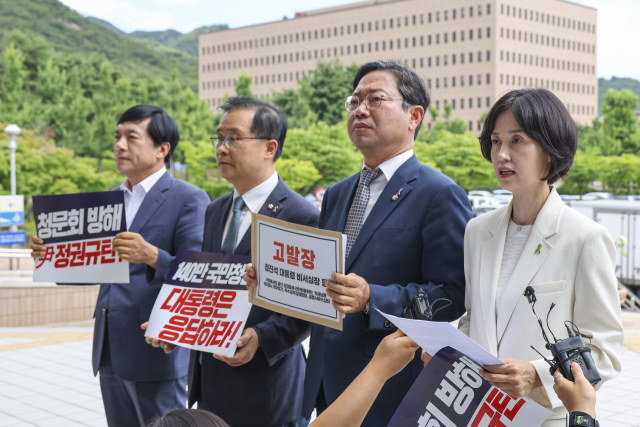 박은정(오른쪽) 조국혁신당 의원이 15일 공수처에 고발장을 접수하기 전 정부과천청사 앞에서 발언하고 있다. 연합뉴스