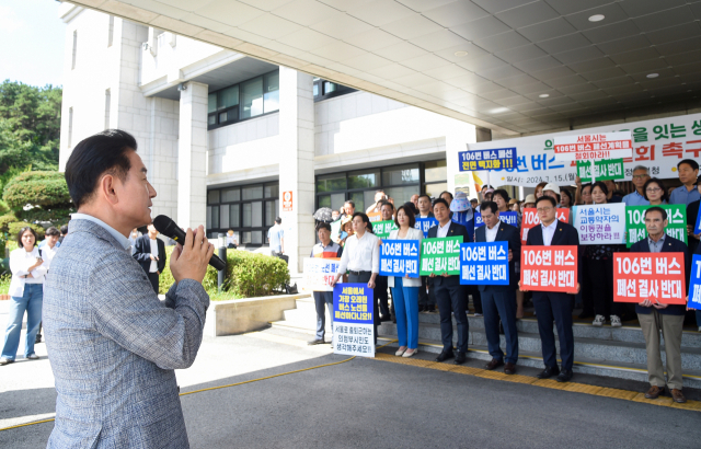 김동근 경기 의정부시장이 15일 106번 버스 노선 폐선에 대한 시민 결의대회에 참석해 발언하고 있다. 사진 제공=의정부시