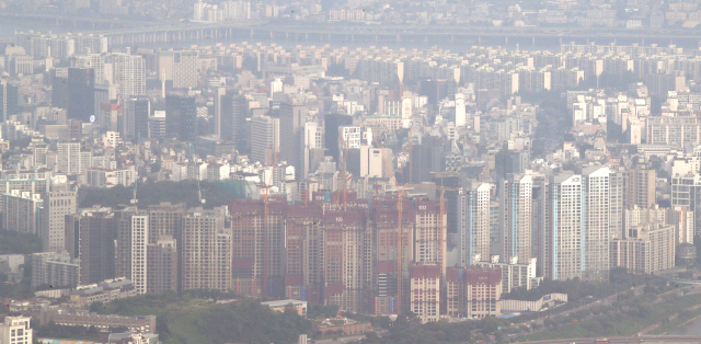 서울 송파구 롯데월드타워 서울스카이에서 바라본 서울시내 아파트 단지 모습. 뉴스1