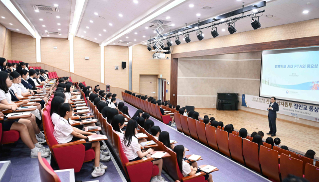 정인교 산업통상자원부 통상교섭본부장이 15일 충남 천안 천안여자상업고등학교에서 '경제안보시대 자유무역협정(FTA)의 중요성'을 주제로 학생들에게 강연을 하고 있다. 사진 제공=산업통상자원부