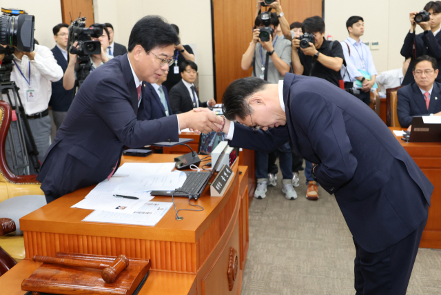 강민수 국세청장 후보자가 16일 국회 기획재정위원회에서 열린 인사청문회에서 송언석 위원장과 악수하고 있다. 연합뉴스