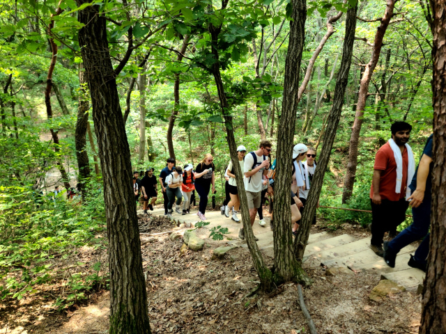 지난 13일 서울 북한산 둘레길에서 외국인 등산객들이 등산하고 있다. 사진 제공=서울관광재단