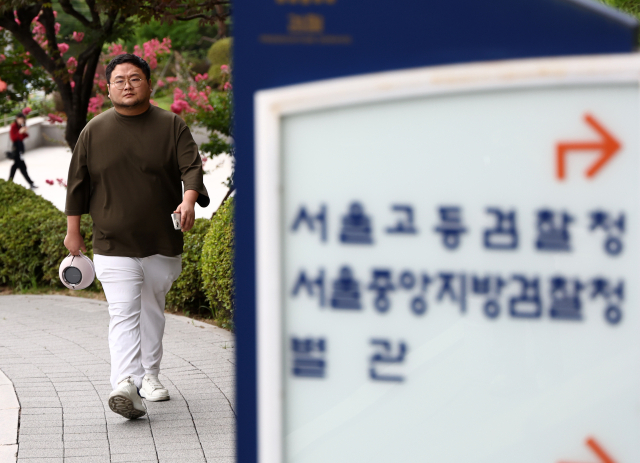 검찰이 유튜버 쯔양의 과거 이력을 폭로하겠다고 협박한 혐의를 받은 유튜버들에 대한 수사에 착수한 가운데 당사자 중 하나인 유튜버 구제역(이준희)이 15일 오후 서초구 서울중앙지검으로 자진 출석하고 있다. 연합뉴스