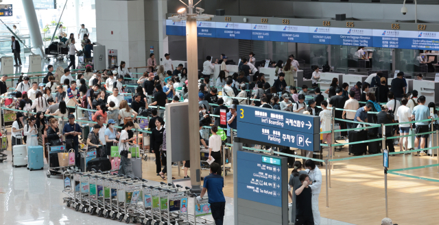 16일 인천국제공항 제1여객터미널 출국장에서 해외로 출국하려는 여행객들이 탑승수속을 위해 기다리고 있다.연합뉴스