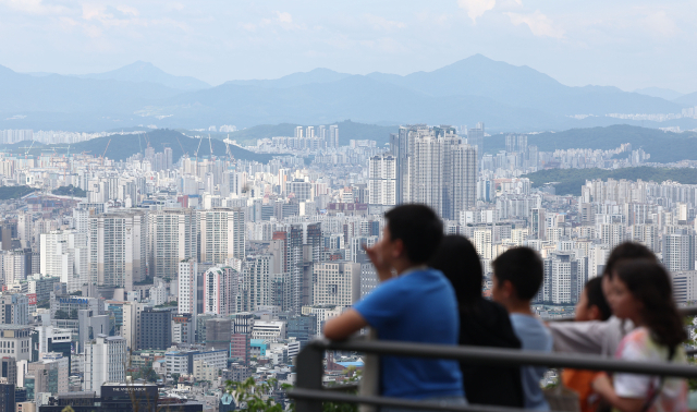 15일 서울 남산에서 바라본 서울 아파트의 모습. 연합뉴스