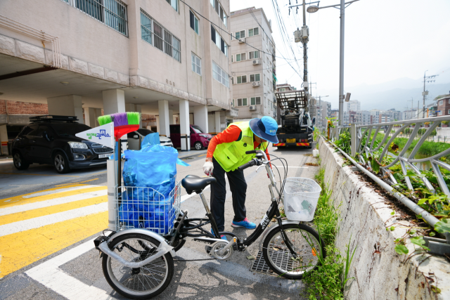 서울 강북구 수유2동 빌라관리매니저가 수유2동 빌라 주변 미화 작업을 하고 있다. 사진제공=강북구청