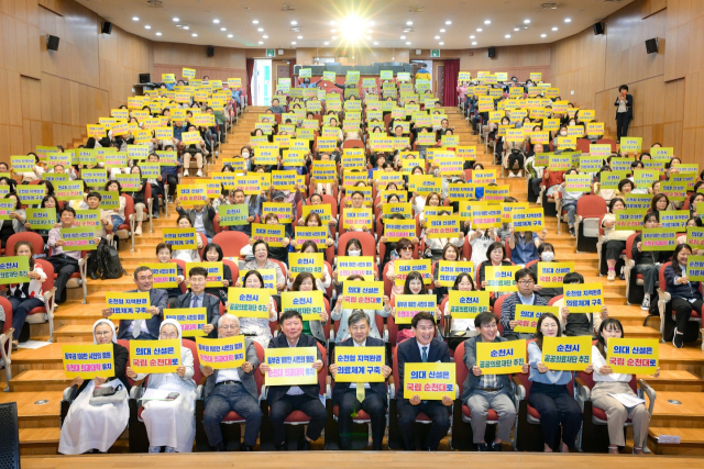 대한한국을 대표하는 의료정책 전문가인 서울대 김윤 교수가 지난 5월 9일 순천시를 방문해 ‘전남지역 필수의료 해결방안’을 주제로 특강을 진행한 뒤, 노관규 순천시장 등 참석자들과 순천대 국립의대 신설을 기원하는 퍼포먼스를 진행하고 있다. 사진 제공=순천시