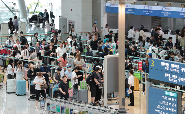 16일 인천국제공항 제1여객터미널 출국장에서 해외로 출국하려는 여행객들이 탑승수속을 위해 기다리고 있다. 연합뉴스