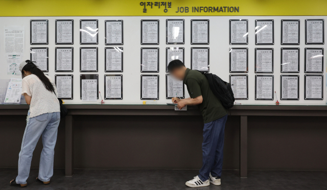 정부 '고용 증가세, 예전처럼 빠르지 않아…건설 근로자 생계 지원할 것'