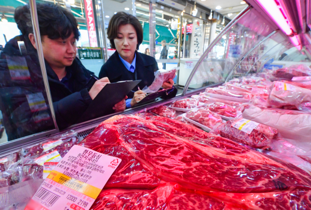 지난 1월 30일 오후 경기도 수원시 팔달구 못골종합시장에서 국립농산물품질관리원 경기지원 수원사무소 공무원들이 설을 앞두고 원산지 표시 점검을 하고 있다. 연합뉴스