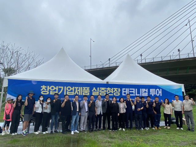 지난 16일 광주시 광산구 우산동 풍영정천 인근 우산천변길에서 상수도 부식방지 관리전문 솔루션기업인 엘탑의 ‘상수도부식방지시스템’에 대한 테크니컬 투어에서 관계자들이 기념촬영을 하고 있다. 사진 제공=광주광역시