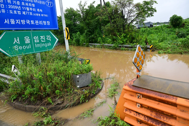 파주시와 연천군 등 경기북부 8개 시·군에 호우특보가 발효된 17일 오전 경기 파주시 문산읍의 한 도로가 물에 잠겨 있다. 이날 문산읍 일대에는 오전 7시 3분까지 한 시간 동안 100㎜가 넘는 강수량이 관측됐다. 파주=권욱 기자 2024.7.17