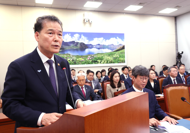 '대북전단 제한법'에 '신중검토' 통일부, 野 반발에 장관 유감 표명