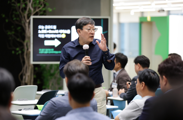 허태수 GS 회장이 17일 서울 역삼동 GS타워에서 열린 하반기 임원 모임에서 그룹의 신사업 강화를 당부하고 있다. 사진제공=GS